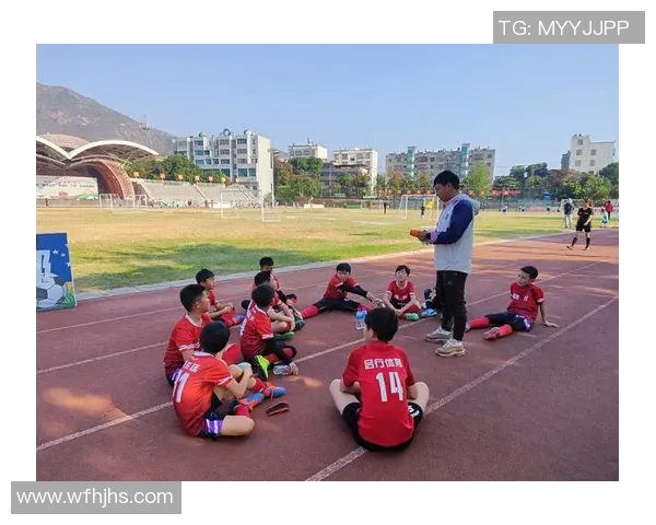 足球明星的家人齐聚球场展现球技家庭温馨时刻尽显运动魅力